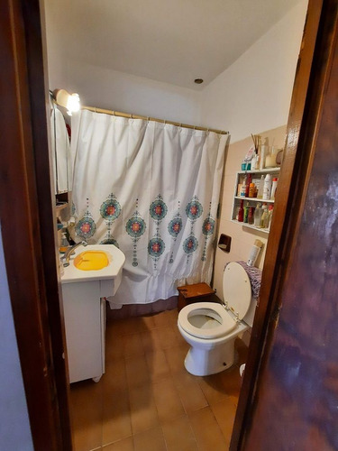 3 Casas En Una Frente A Plaza Y A Pasos De La Laguna. Apta Vivienda Y Dependencias Para Alquilar