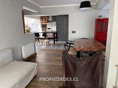 Casa En Venta De 5 Dorm. En Ñuñoa