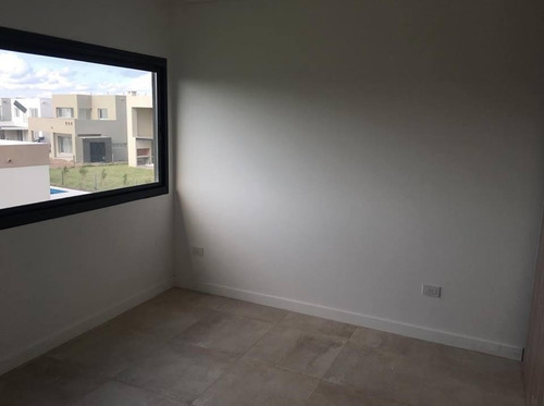 Casa Con Renta. 3 Dormitorios Con Dependencia Y Escritorio, Tipas Nordelta