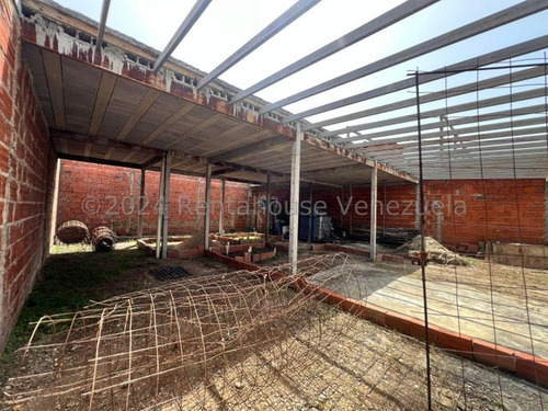 Venta De Terreno Con Estructura Armada Para Terminar Casa, En La Prestigiosa Urbanización Piedra Pintada En La Victoria, Base Para Culminar Techo. Incluye Material De Construcción Y Plano Rah 25-249