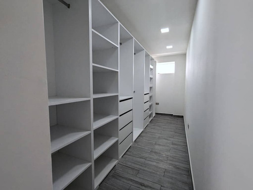 Espectacular Casa Ubicada En Una De Las Mejores Zonas De Valencia, Urb. El Parral