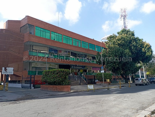 Jip 24-15566. Venta De Cómoda Oficina Comercial En El Centro Comercial Paseo Las Delicias, Con Área De Mezzanina. En Maracay Edo. Aragua. Te Invito A Conocerlo.