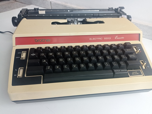 Máquina De Escrever Retrô Brother Elétrica Novinha Mod. 5513 (Usado)