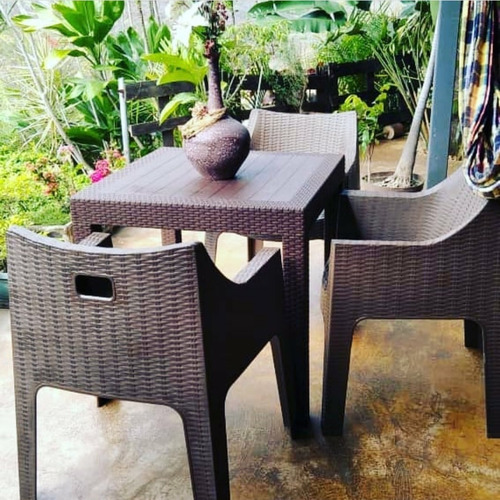 Mesa Plástica Tejida Tipo Rattan Para 4 Puestos