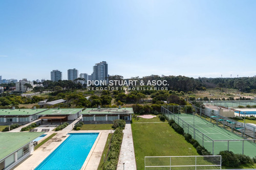 Moderno Apartamento Sobre Playa Brava En Torre Le Parc, Cuenta Con Dos Dormitorios Más Dependencia De Servicio. Punta Del Este