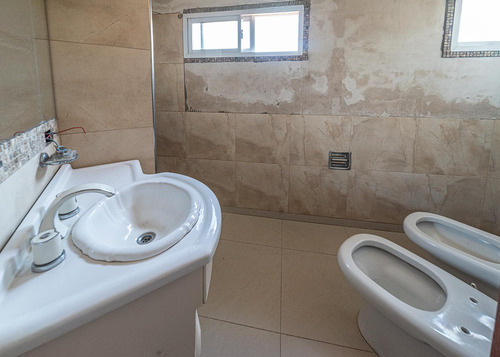 Venta 2 Locales, Casa En Planta Baja Y Departamento En Moron