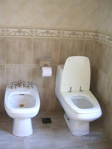 Hermoso Chalet De 2/3 Dormitorios Con Jardín, Quincho Y Piscina. Oportunidad