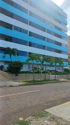 Imagen 2 de 20 de Apartamento En Playa Grande Con Inmejorable Ubicación. Vista Al Club Playa Grande Y Marina Grande. Luminoso,piso Medio. Edificio Bien Conservado.buen Condominio.