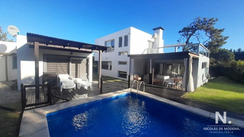 Casa En Venta A Pocas Cuadras Del Mar, 4 Dormitorios En Zona Brava  Punta  Del  Este