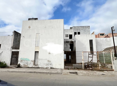 Terreno Con Construcción A Pie De Playa En Venta