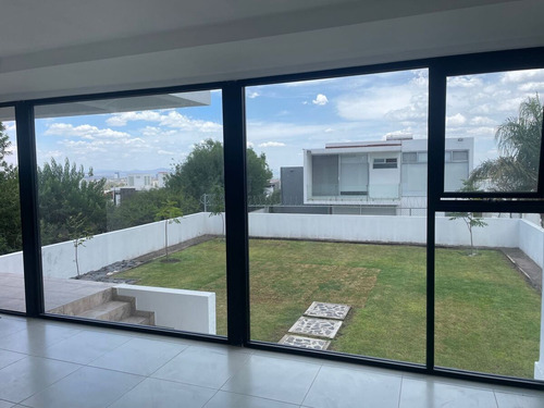 Residencia De Autor En Real De Juriquilla, Gran Jardín, 4 Recámaras, Estudio