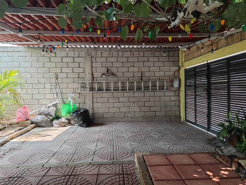 Casa En Venta En Col. Iztaccihuatl De Dos Niveles Con Jardín.