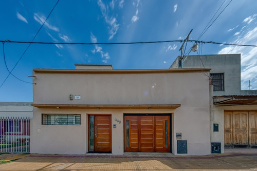Imagen 2 de 14 de Hermosa Casa Reciclada En Los Hornos - En 132 E/ 58 Y 59