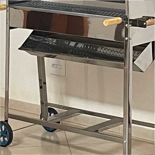 Churrasqueira Inox Para Churrasco De Espetiniho A Carvão Com 1 Metro De Comprimento E Tres Alturas Do Carvao Com Coifa E Duto Elevado Acompanha Duas Grelhas
