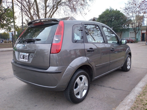 Imagen 6 de 12 de Ford Fiesta 1.6 Edge Plus 2004