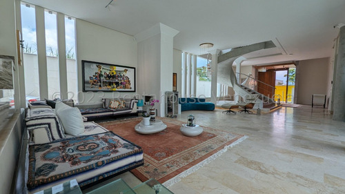 Ms: 24-3353 Vendemos Espectacular Y Nueva Casa En Loma Linda, El Hatillo. A=680m2, 4h, 5b, 11p.