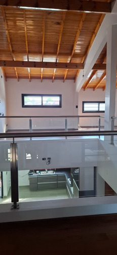 Casa 3 Amb. En Alquiler Con Cochera, Pileta. Ramos Mejía