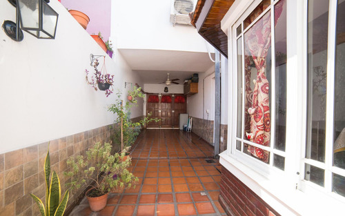 Casa En Triplex 4 Ambientes Impecables. Cochera .patio. Terraza