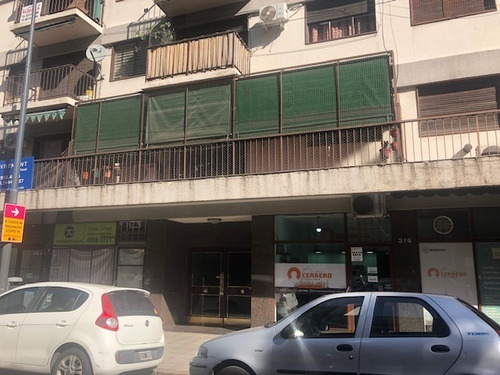 Imagen 2 de 14 de Departamento 3 Ambientes Al Frente Muy Luminoso Con Balcón!