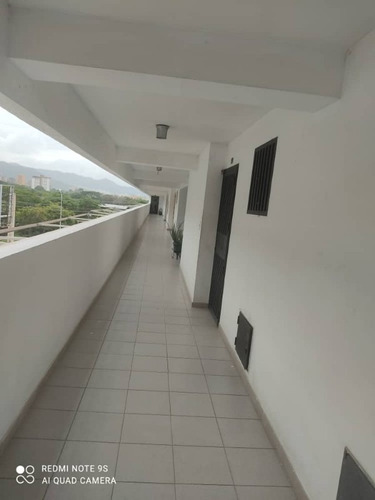 Apartamento En El Ccr Bayona En La Avenida Valencia De Naguanagua.     Lema-1103