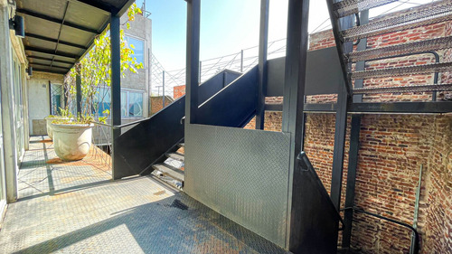 Venta Local Comercial Industrial + 2 Monoambientes