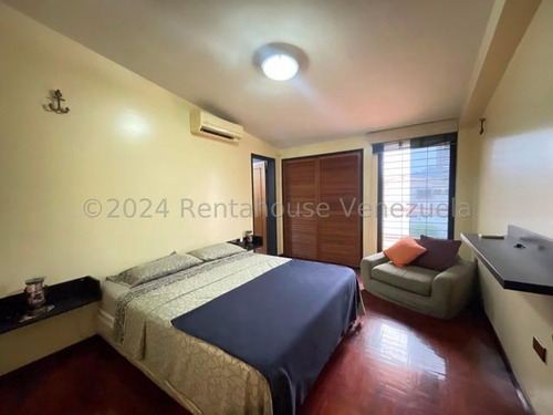 Casa En Venta Maracay Urb Andres Bello Con Piscina Y Parrillera En Buenas Condiciones Zona Norte Kg:24-24527