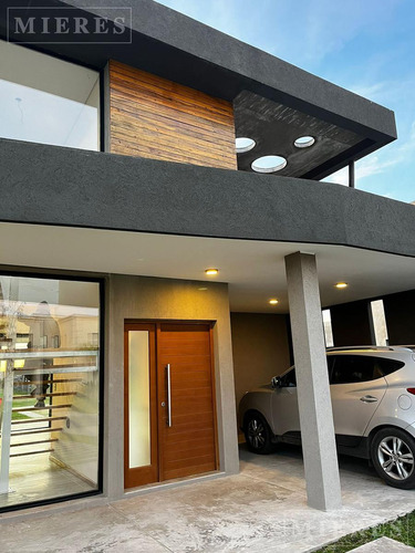 Casa En Venta Con Renta Sobre Lote Interno En Barrio Ceibos Puertos