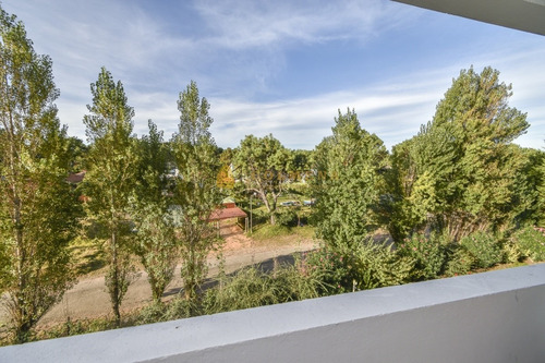 Excelente Apartamento De Tres Dormitorios Frente Al Mar - Punta Del Este- Ref: 3912