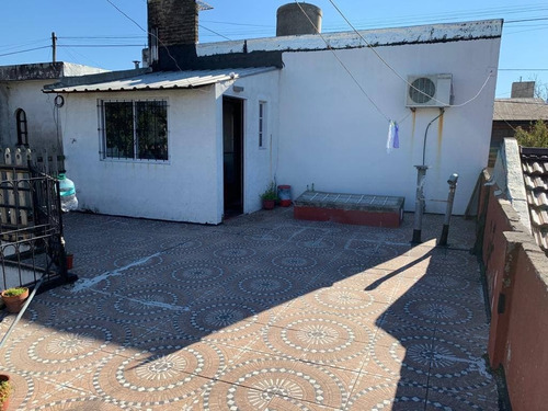 Casa De 2 Plantas En Castelar