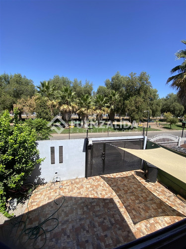 Casa En Venta De 4 Dorm. En Maipú