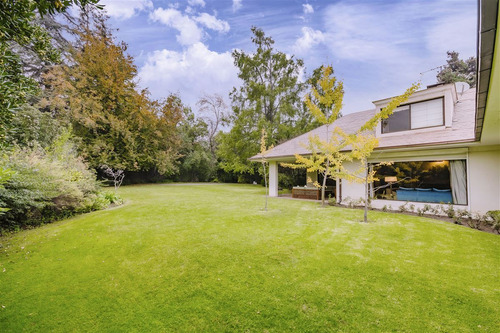 Casa En Venta De 5 Dorm. En Las Condes