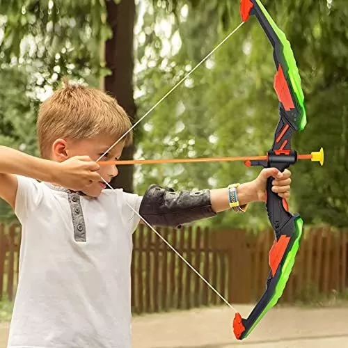 Emma Juega con Arco y Flecha de Juguete, Juegos de Feria para niños