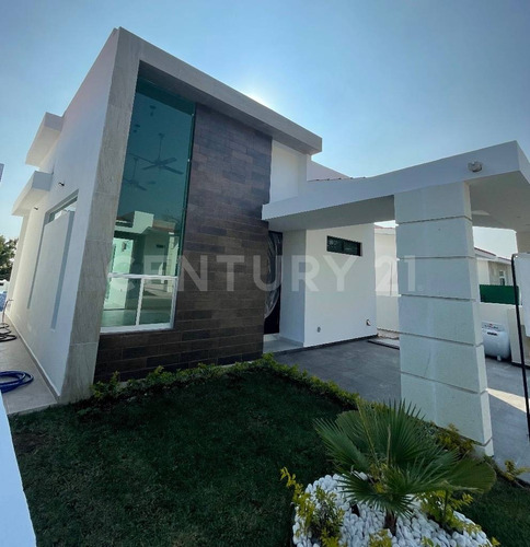 Venta Casa Con Alberca En Lomas De Cocoyoc, Morelos