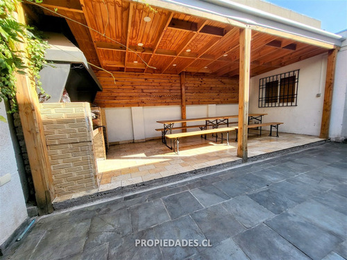Casa En Venta De 5 Dorm. En Providencia Remodelada