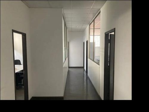 Excelente Combinación De Bodegas Con Oficinas Y Conectividad