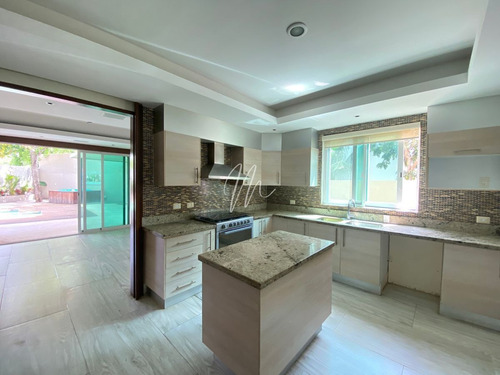 Imagen 16 de 30 de Casa En Venta En Cancun Residencial Villas Lagoon, El Table