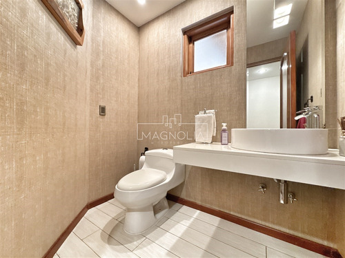 Casa En Arriendo De 7 Dorm. En Las Condes
