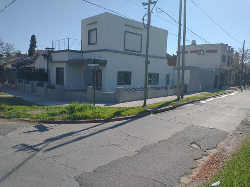 Excelente Casa Con Patio, Terraza Y Cochera. Escucha Oferta.