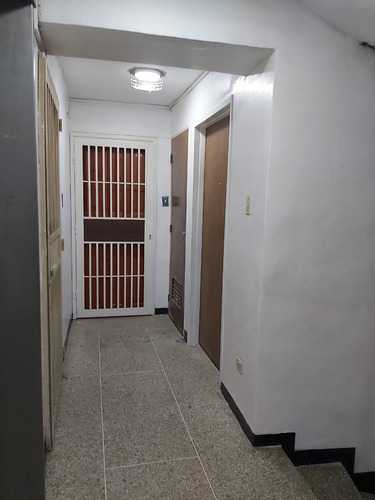 Apartamento 63 Mts, 2 Hab, 1 Baño, Av Lecuna, Sin Estacionam