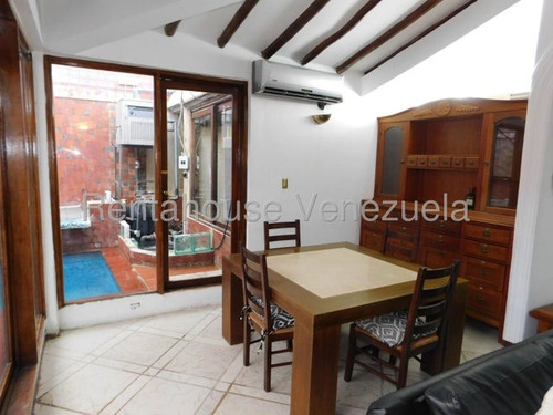Fredxia Castillo Vende Amplia Casa, Amoblada Y Con Piscina En La Avenida Los Abogados De Barquisimeto # 25-11394