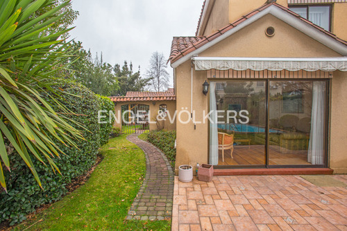 Casa En Venta San Carlos De Apoquindo, Tranquila Calle