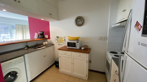 Apto De 2 Dormitorios 2 Baños, Balcon Y Cochera. En Mansa Con Vista Al Mar.- Ref: 2638