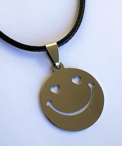 Dije Emoticon Enamorado En Acero Quirurgico Con Cordon Negro