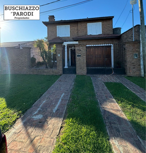 Venta Casa 5 Ambientes Dos Plantas Con Piscina / En Exaltación De La Cruz