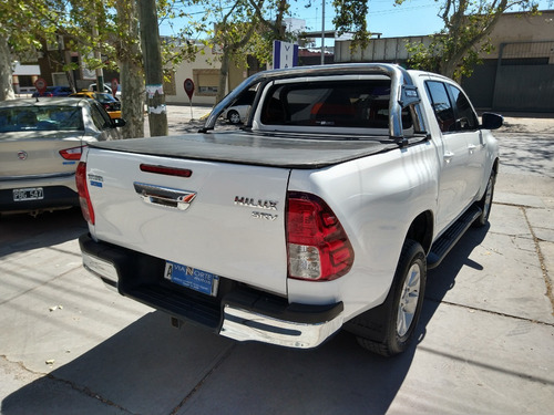 Imagen 8 de 10 de Toyota Hilux Srv 4x2 2017