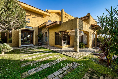 Hermosa, Amplia Y En Condominio. Casa En Venta Cer...