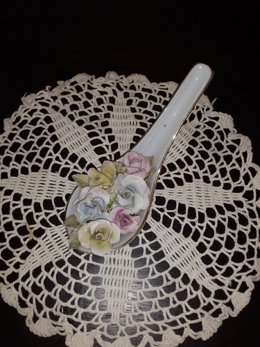 Antiguo Adornito De Porcelana Con Flores En Relieve (Usado)