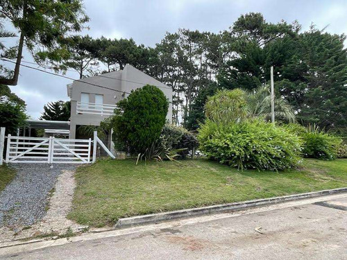 Casa En Alquiler Temporario De 4 Dormitorios C/ Cochera En La Barra