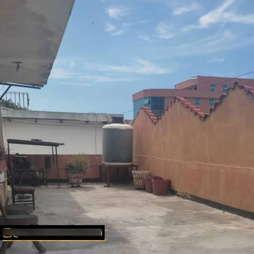 En Venta Inmueble A Pie De Calle Con Dos Locales Comerciales Y Amplia Casa, Ubicado En Zona Céntrica. La Atlantida - Catia La Mar Ref 264