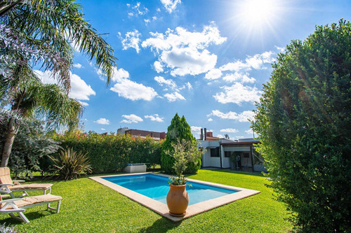 Casa En Venta En Cantegril Funes Con Piscina
